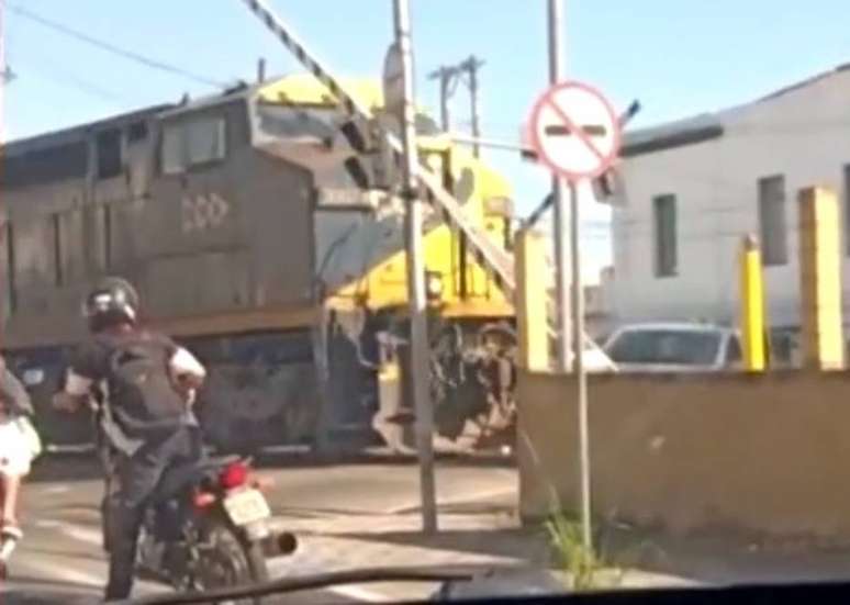 Carro é atingido por trem no interior de São Paulo.