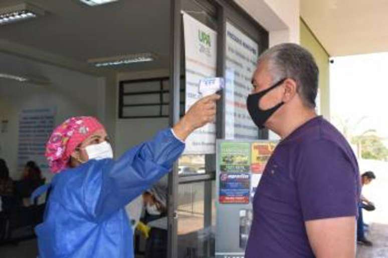 Paciente passa por triagem do novo coronavírus em unidade de saúde de Sertãozinho, no interior de São Paulo. Prefeitura adotou cloroquina contrariando parecer do comitê da covid-19.