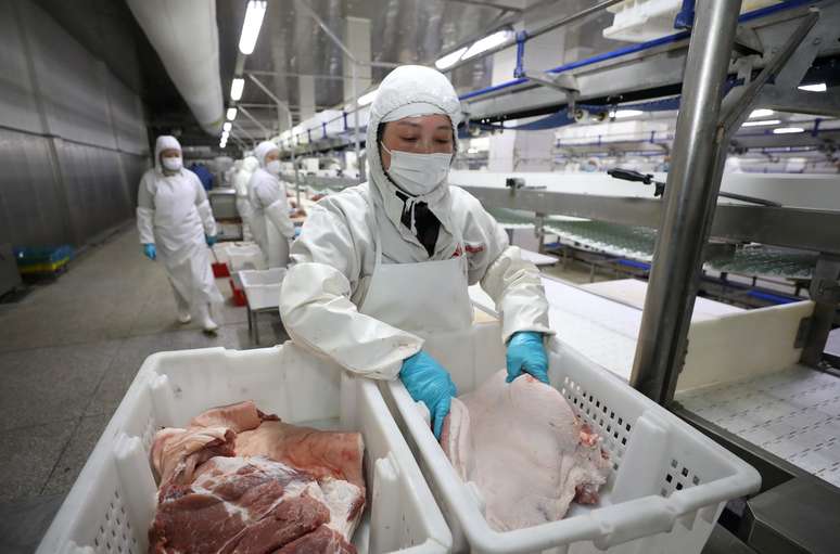 Processamento de carne su&iacute;na em frigor&iacute;fico em Huaian, China 
09/04/2020
China Daily via REUTERS