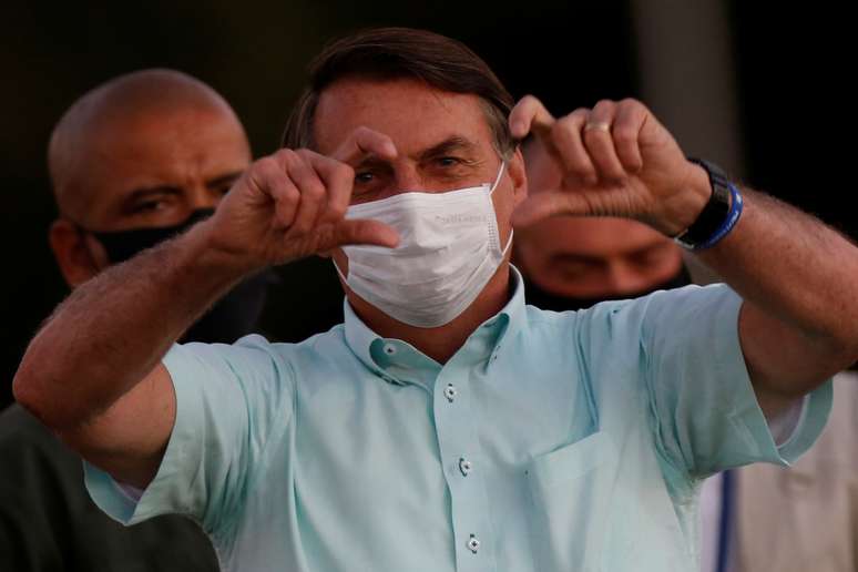 Presidente Jair Bolsonaro gesticula para apoiadores no Palácio da Alvorada, em Brasília
22/07/2020
REUTERS/Adriano Machado