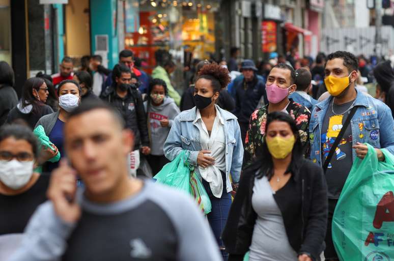 Pessoas com máscaras faciais caminham em rua de comércio popular em São Paulo
15/07/2020
REUTERS/Amanda Perobelli