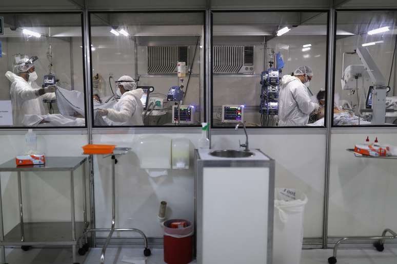 Pacientes com a Covid-19 são tratados em hspital de campanha em Guarulhos (SP)
12/05/2020
REUTERS/Amanda Perobelli