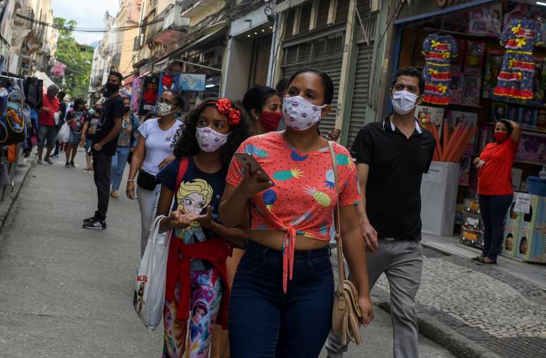 Pessoas com máscaras caminham em rua de comércio popular no Rio de Janeiro
29/06/2020
REUTERS/Lucas Landau