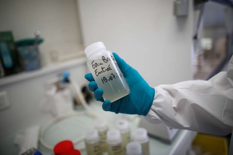 Cientista segura amostra de água em laboratório da Eau de Paris
22/07/2020
REUTERS/Benoit Tessier