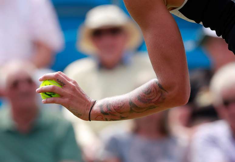 Eslovena Polona Hercog se prepara para sacar durante partida contra Simona Halep em Eastbourne, no Reino Unido
26/06/2019 Action Images via Reuters/Andrew Couldridge