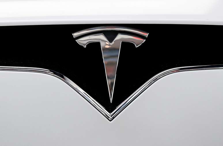 Logotipo da Tesla num carro durante feira em Nova York. 14/12/2017. REUTERS/Brendan McDermid