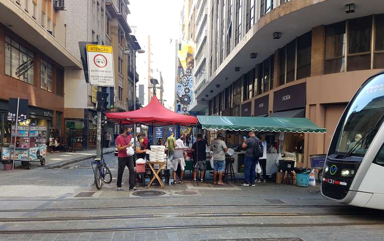 Ambulantes servem refeições no centro do Rio sem distanciamento mínimo exigido pela prefeitura