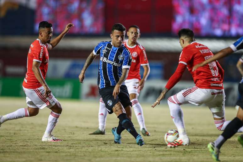 Grêmio vence Internacional por 1 a 0 na retomada do Gaúcho