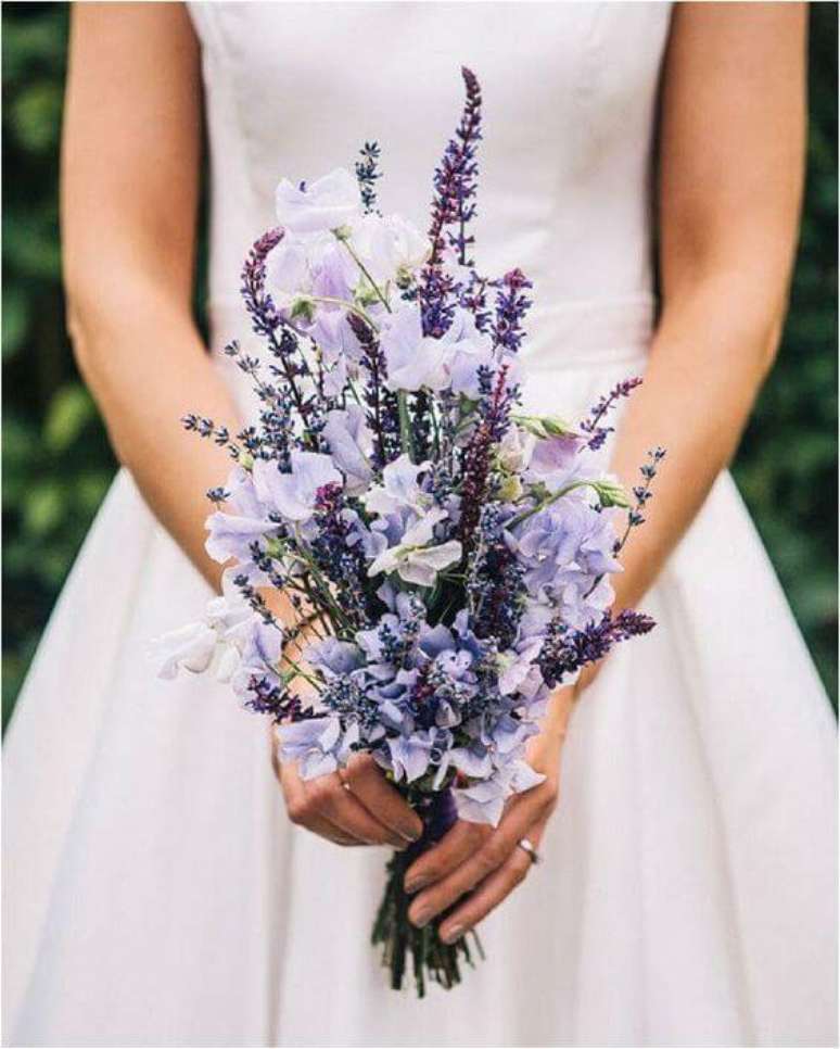 29. Buqu&ecirc; flor roxa com lavanda &ndash; Via: Casar Cin