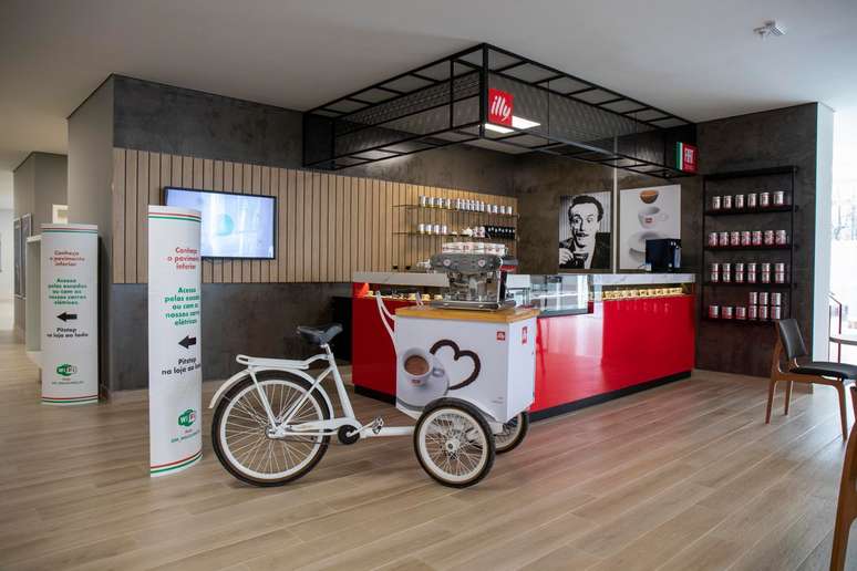 Cafeteria italiana com o caf&eacute; Illy (de Trieste) dentro das concession&aacute;rias.