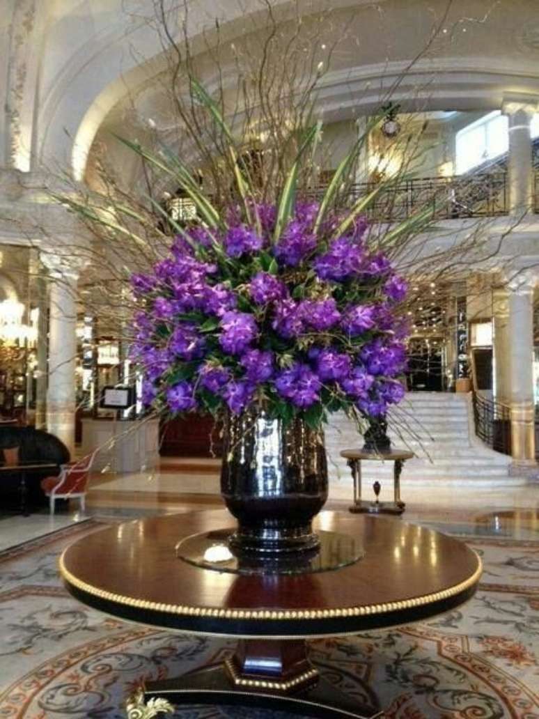 31. Decora&ccedil;&atilde;o com flor roxa moderna &ndash; Via: Pinterest