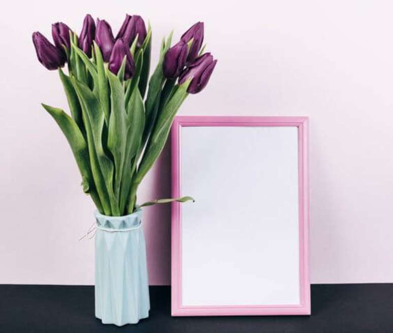 34. Flor roxa com vaso branco tulipa &ndash; Via: Freepik