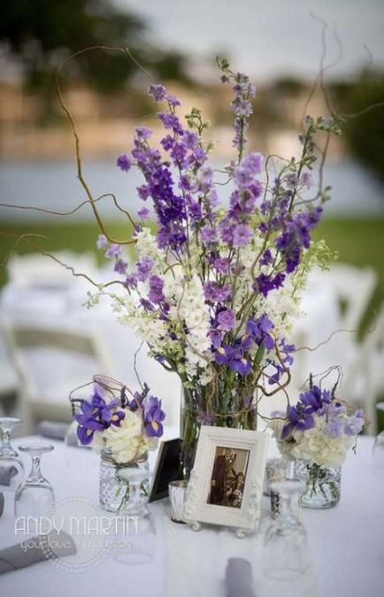 41. Flor roxa lavanda na decora&ccedil;&atilde;o de mesa de jantar &ndash; Via: Pinterest
