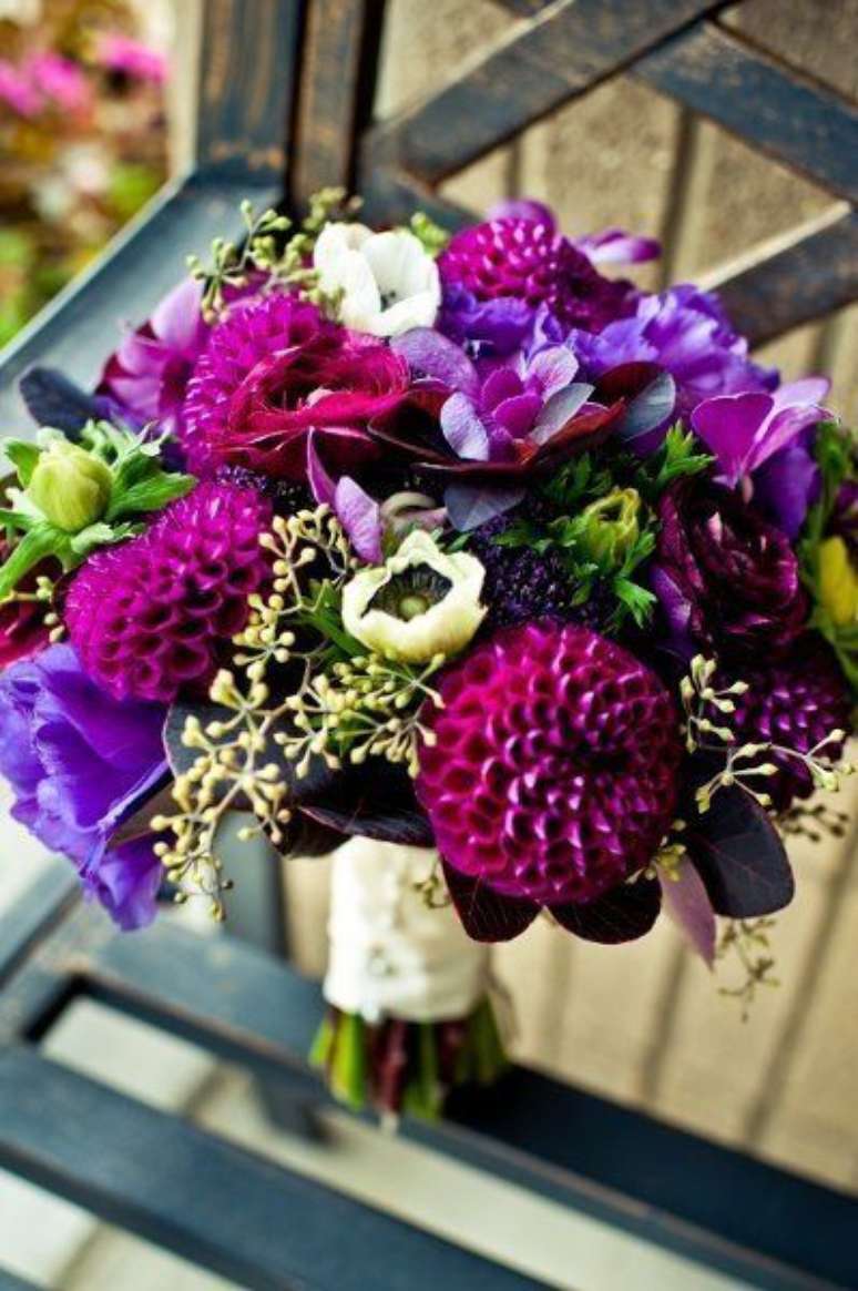 42. Buqu&ecirc; com flores roxas &ndash; Via: hard sadness