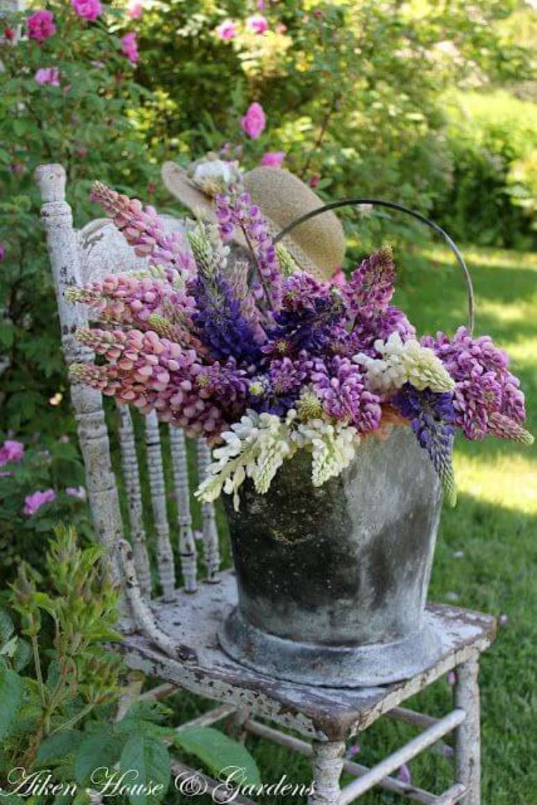 33. Flores roxas na decora&ccedil;&atilde;o do jardim &ndash; Via: Pinterest