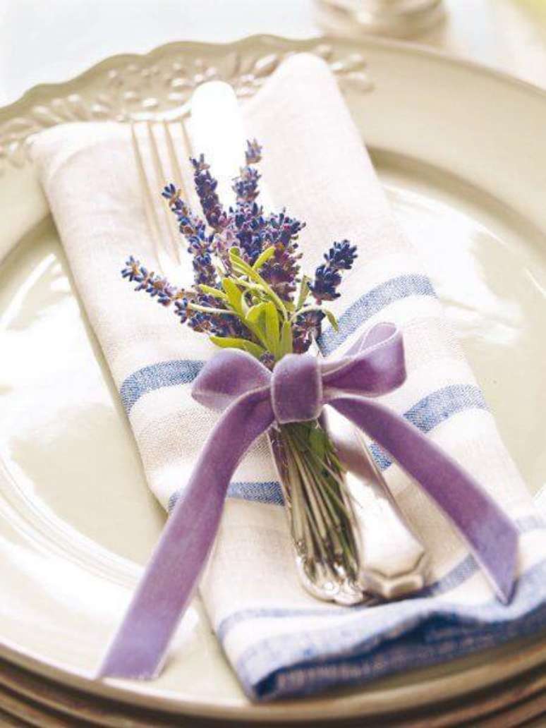 17. Lavanda na decora&ccedil;&atilde;o de festa moderna com flor roxa &ndash; Via: Pinterest
