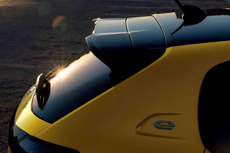 Detalhes da vers&atilde;o e-GT: assinatura na coluna C e aerof&oacute;lio preto como o teto.