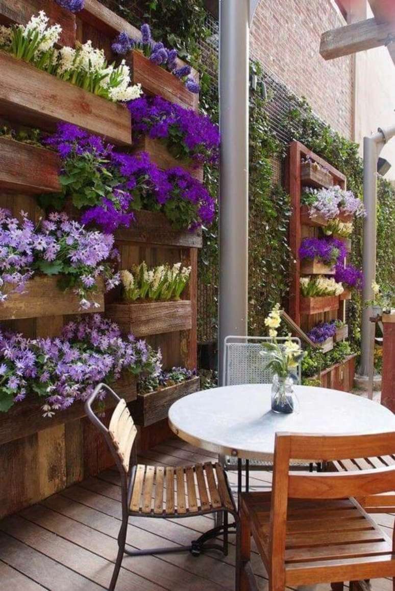 38. Jardim vertical flor roxa moderna &ndash; Via: Pinterest