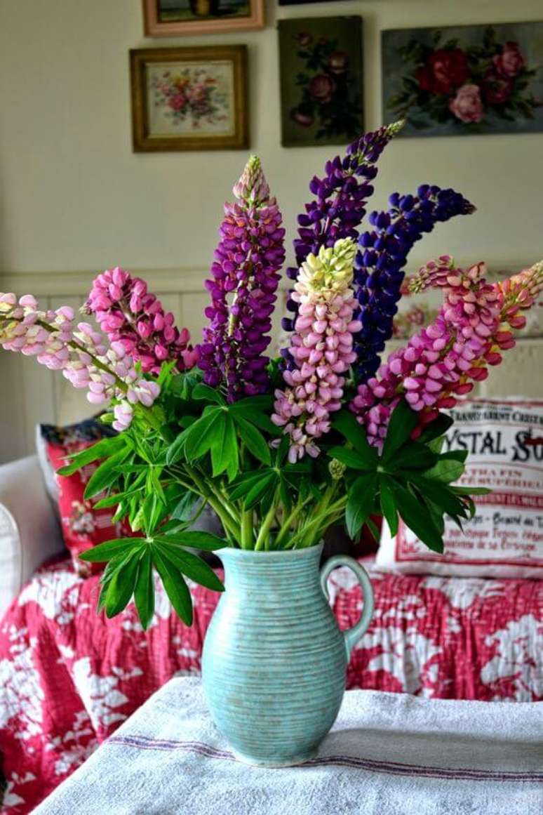 26. Vaso flor roxa na mesa de jantar &ndash; Via: Street Comber