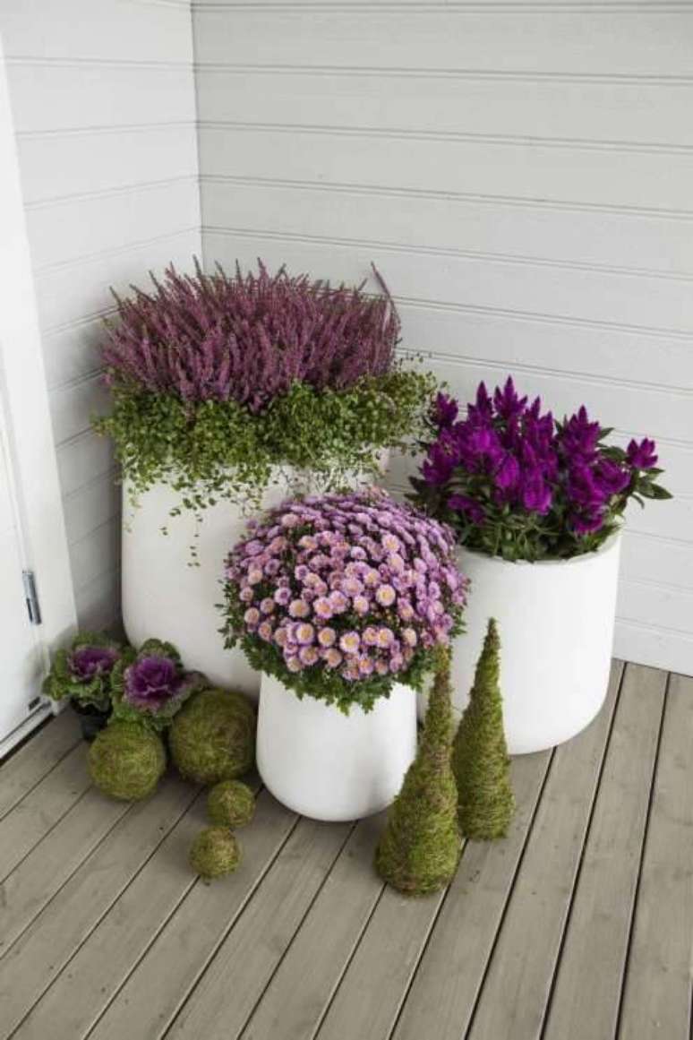27. Vasos de flores roxas na varanda de casa &ndash; Via: Marinna De Bourg