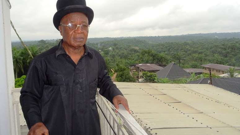 O pai de Adaobi, Chukwuma Hope Nwaubani, vive em uma terra pertencente a Nwaubani Ogogo
