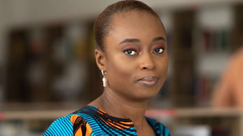 Adaobi Tricia Nwaubani é jornalista e romancista