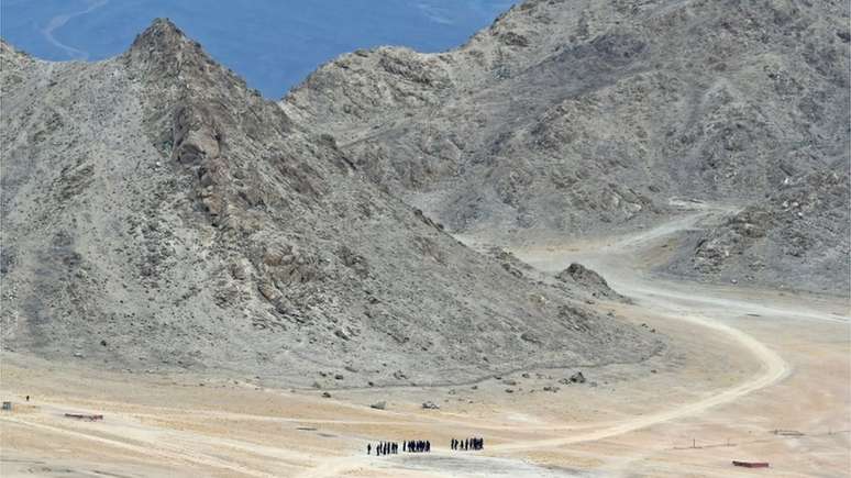 Soldados indianos caminham nas montanhas da fronteira entre a Índia e a China