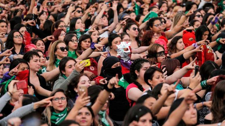 Mulheres em Santiago do Chile fazem a coreografia de 'um estuprador em seu caminho'