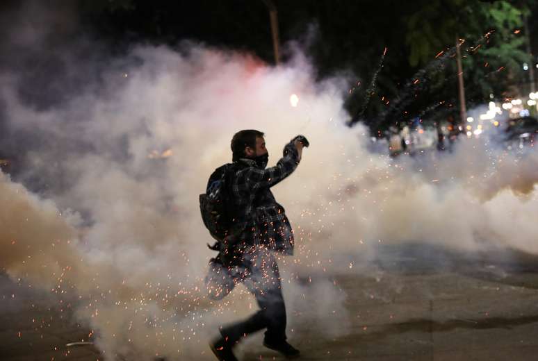 Manifestante joga bomba de g&aacute;s lacrimog&ecirc;neo de volta em agentes federais em Portland
24/07/2020 REUTERS/Caitlin Ochs