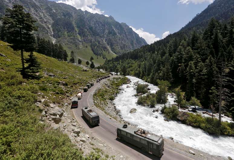 Comboio militar indiano em estrada que leva para região de Ladakh
18/06/2020 REUTERS/Danish Ismail
