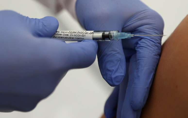 Potencial vacina contra Covid-19 é aplicada em Tuebingen, na Alemanha
10/07/2020 REUTERS/Kai Pfaffenbach