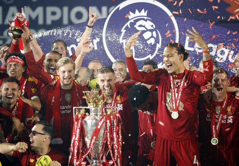 Jogadores do Liverpool comemoram conquista do t&iacute;tuo ingl&ecirc;s
22/07/2020
REUTERS/Phil Noble