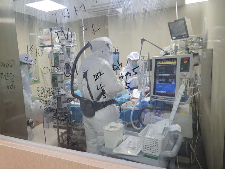 Profissionais de saúde tratam de paciente com Covid-19 em hospital em Anyang, na Coreia do Sul
05/03/2020 Hallym Sacred Heart Hospital ECMO Center/Divulgação via REUTERS