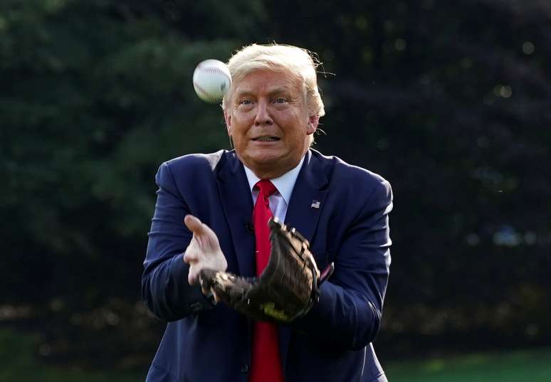 Presidente dos EUA, Donald Trump, recebe bola durante atividade com jovens jogadores de beisebol nos jardins da Casa Branca
23/07/2020
REUTERS/Kevin Lamarque