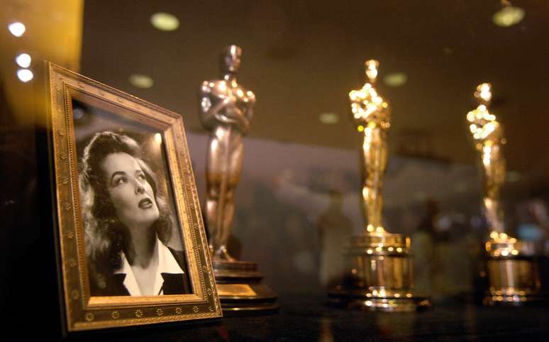 Estatuetas do Oscar entregues a Katharine Hepburn s&atilde;o exibidas em Los Angeles
09/02/2007
REUTERS/Phil McCarten