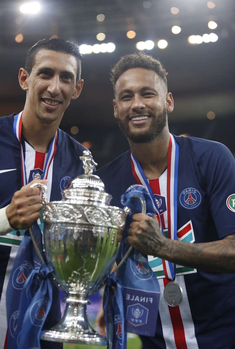 Neymar e Angel Di Maria comemoram com o trof&eacute;u da Copa da Fran&ccedil;a. 24/7/2020 REUTERS/Christian Hartmann
