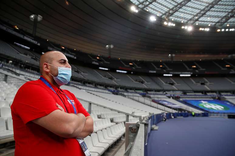Membor de comiss&atilde;o t&eacute;cnica aguarda in&iacute;cio da final da Copa da Fran&ccedil;a no Stade de France. 24/7/2020   REUTERS/Christian Hartmann