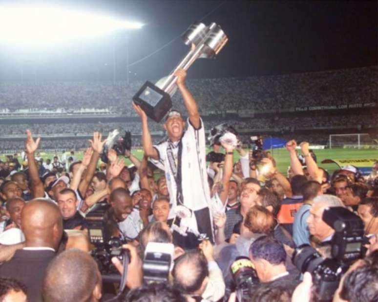 Marcelinho Carioca levanta a taça de campeão do Brasileiro em 1999(Foto: Nelson Almeida/Arquivo LANCE)