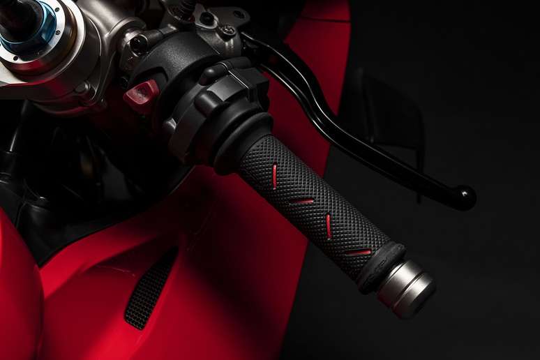 Detalhe da esportividade da Ducati aparecem na Panigale.