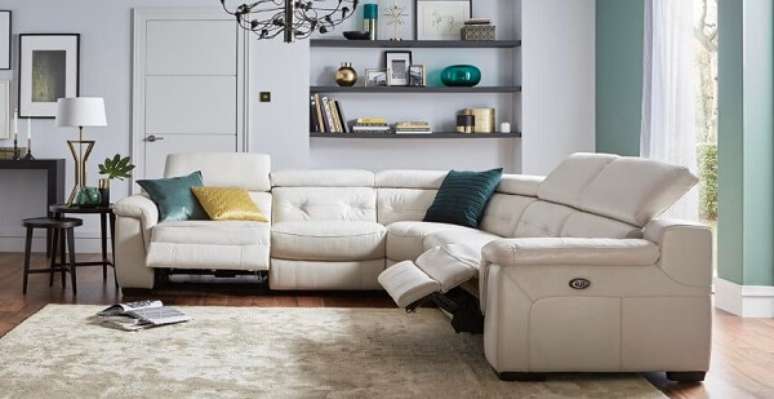 3. Modelo de sof&aacute; de canto retr&aacute;til e reclin&aacute;vel para sala de estar. Fonte: Pinterest