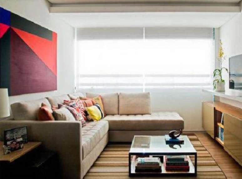 3. Para otimizar o espaço procure posicionar o chaise do sofá alinhado a parede. Fonte: Pinterest