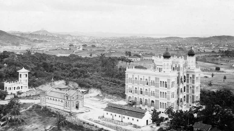 O Castelo da Fiocruz foi erguido na fazenda de Manguinhos, em Inhaúma, na periferia da antiga capital federal