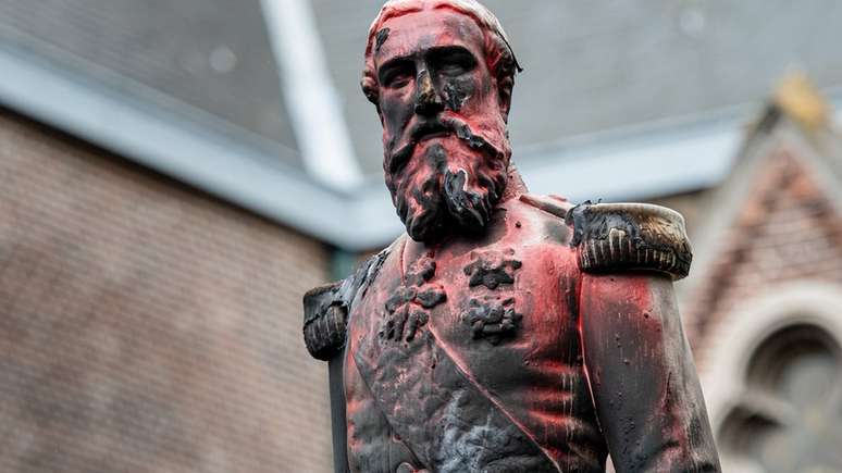 A estátua do rei belga Leopoldo II na Antuérpia foi queimada e pintada antes de ser removida.
