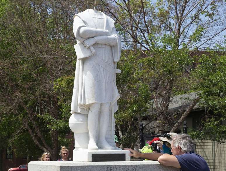 Estátua de Colombo em Boston foi decapitada por manifestantes e depois removida pelas autoridades.