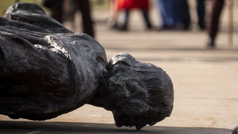 Estátua de Cristóvão Colombo foi derrubada em Minnesota, nos Estados Unidos