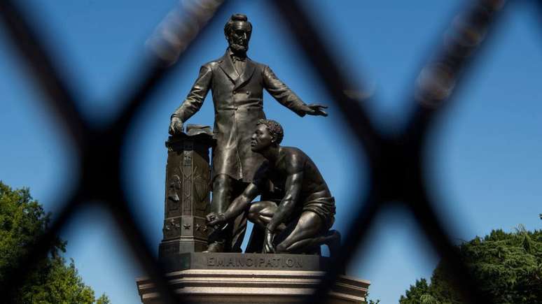 O controverso Monumento da Emancipação em Washington, com Lincoln em pé e um escravo ajoelhado