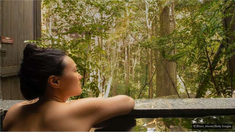 Acredita-se que o conceito japon&ecirc;s de 'hadaka no tsukiai' (algo como 'comunh&atilde;o da nudez') remova barreiras e aproxime as pessoas