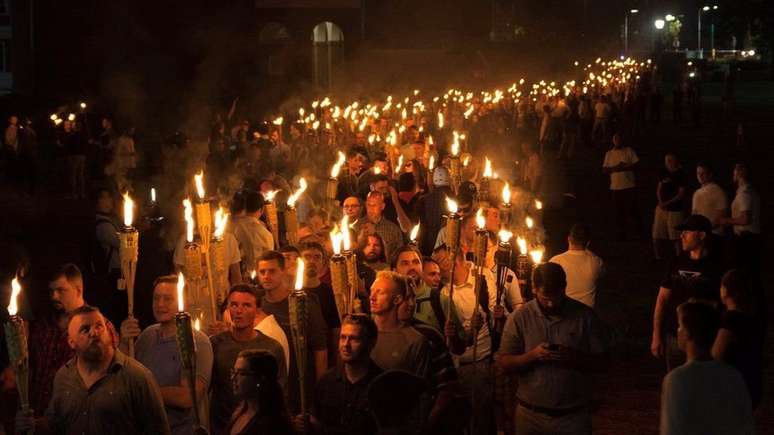 Os supremacistas brancos marcharam em Charlottesville em 2017, supostamente contra a remoção de uma estátua de Lee, apesar de exibirem símbolos nazistas e cantarem slogans contra negros e judeus