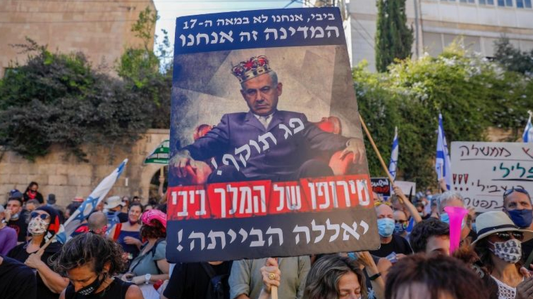 Protesto contra Netanyahu em Israel, em meio a aumento do desemprego; foram aprovados poderes extras para implementar medidas contra a epidemia