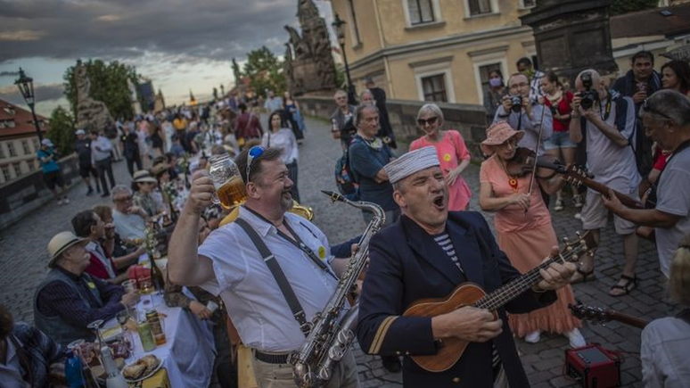 Jantar comemorativo, em Praga, de alivio nas medidas de distanciamento social, em 30 de junho; tchecos agora voltam a retomar algumas delas